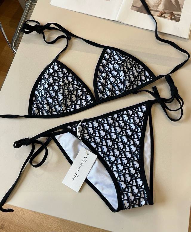 dior迪奥 经典比基尼适合多种场景的游泳衣♀海边 游泳池 温泉 水上乐园 漂流都可以内搭外穿也完全可以 面料：透气舒适。速干弹性的游泳衣更加帖肤易清洗S M