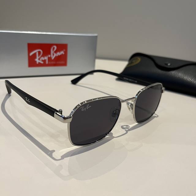 雷朋 Rayban 经典飞行镜系列 作为美国空军的标志之一，深受各大明星追捧始终引领世界潮流风向标，永不落时的风格、永无止境的灵感，一直在创新，从未被超越。 此
