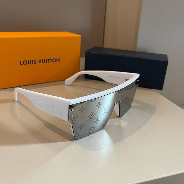 lv那些戴上大佬气场全开的太阳镜 Louis Vuitton路易威登的太阳镜配色和设计完完全 全是专门给大佬们定制的吧