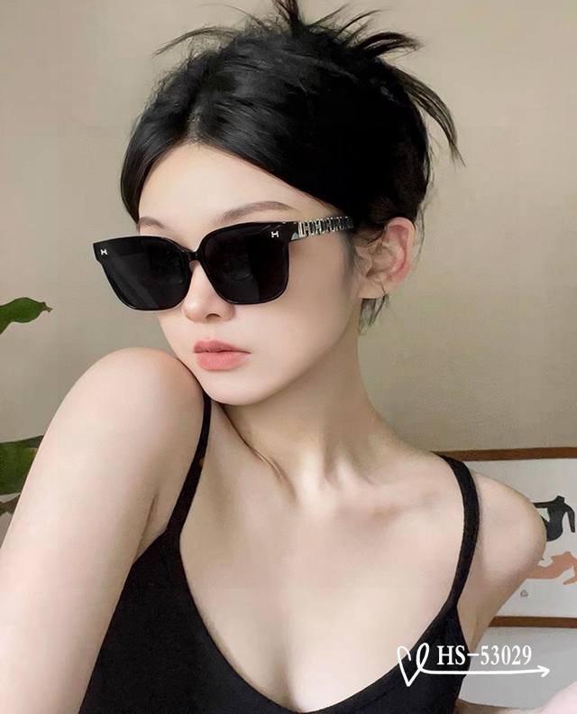 爱马仕-Hermes . 宝丽来树脂偏光镜片 . Tr90镜架轻便佩戴舒适 . Size：59-13-147， . 新款太阳镜减轻强光负担，遮挡有害光线防辐射，