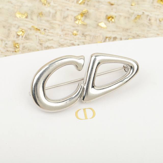 高品质 细节如图 Di R Cd字母胸针 超美超美的Brooch，特别的美，特别有设计感，我们一致致Z，而且这个Brooch各种风格都可以，可以休闲，Cool，