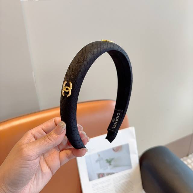 配包装 Chanel 香奈儿 新款精美字母发箍，复古网红爆款头箍 搭配高端材质，超精致，时尚高级感百搭款。