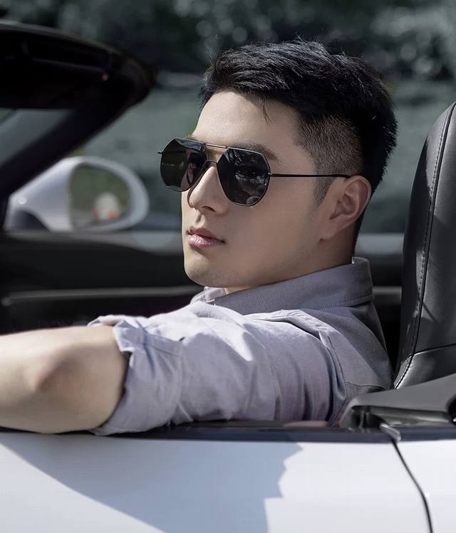 lv 男款炫彩飞行员偏光太阳镜 材质：高清尼龙加厚卡槽高清偏光镜片 无边框镜架颜型号：L78900