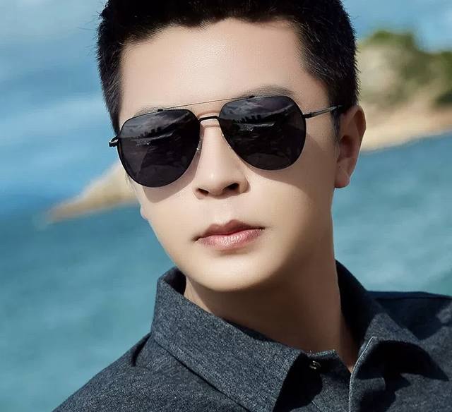 lv 男款炫彩飞行员偏光太阳镜 材质：高清尼龙加厚卡槽高清偏光镜片 无边框镜架颜型号：L58901