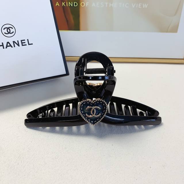 chanel小香 Chanel抓夹 新款滴油爱心Logo抓夹 气质百搭 日常精致小单品 小仙女必入单品 宝藏款 闭眼入推荐款 单个配发箍盒