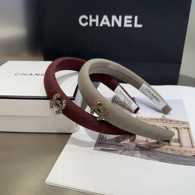 配包装盒 Chanel 香奈儿 最新小香发箍，简单实用，时尚潮流！非常好看，小仙女必备