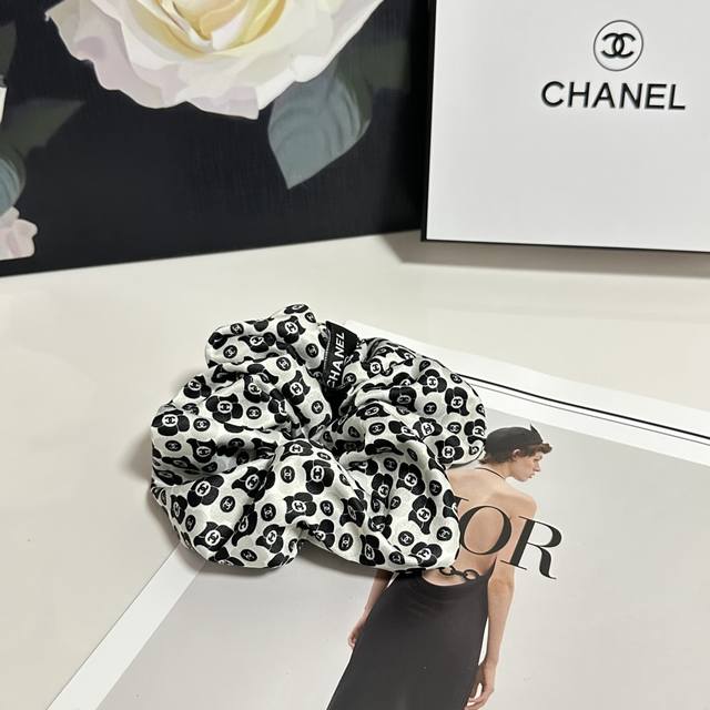 特 单个 配全套包装 Chanel 香奈儿 爆款小香风发圈，专柜款出货 一看就特别高档 超级百搭 必须自留