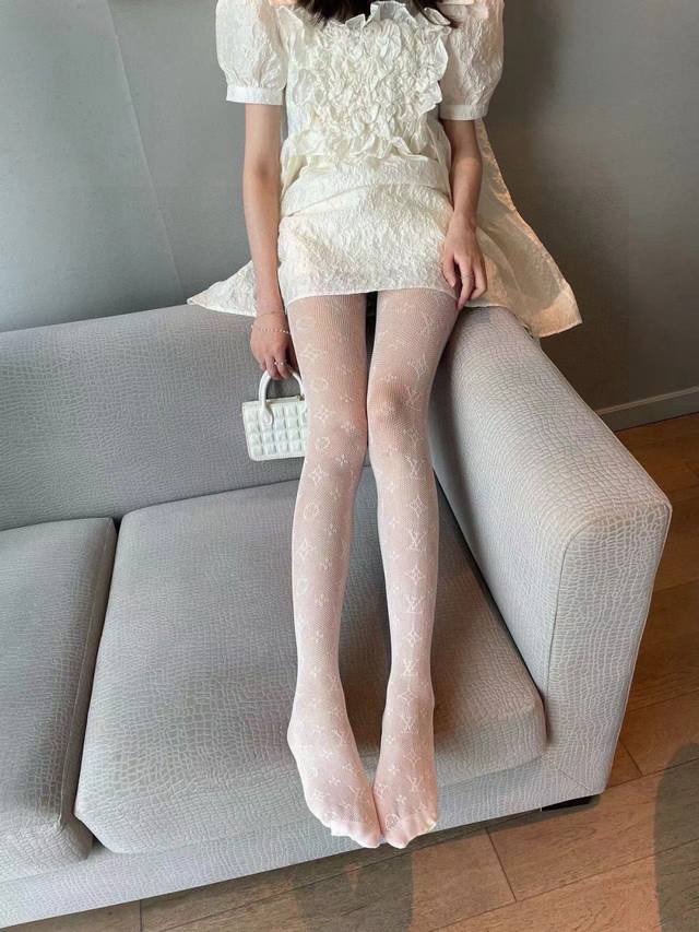 配包装 一盒1双 Lv 路易威登 爆款字母网袜 连裤袜好看到爆炸 ，欧美大牌丝袜 潮人秋冬必备单品 ，搭配起来超高逼格 ！