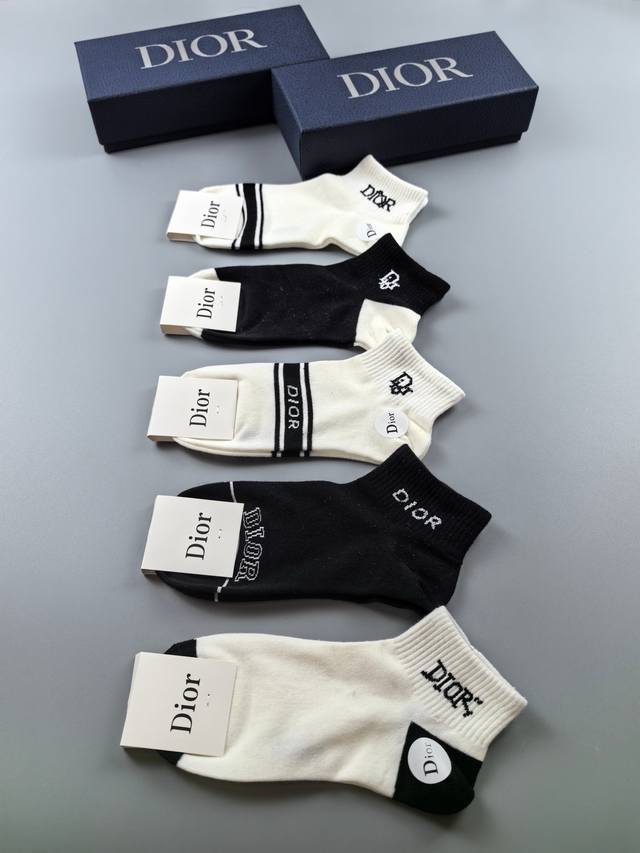 特 Dior 迪奥D家新品女款短款袜子 一盒五双 纯棉材质，上脚柔软舒适，经典的D家字母Logo，炒鸡Nice大牌出街，潮人必备超好搭
