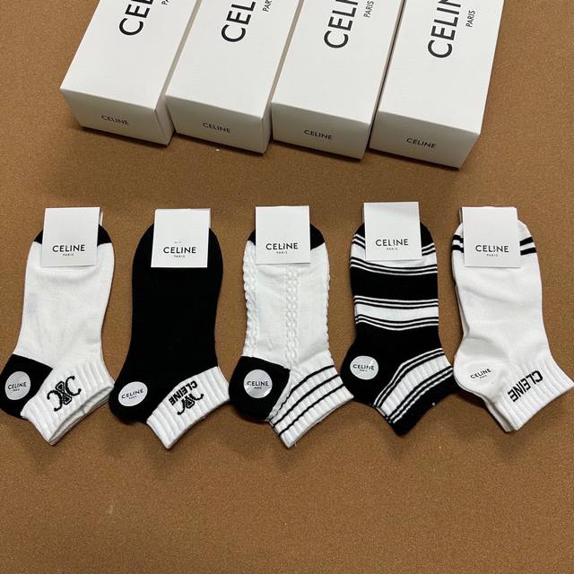 特 Celine 赛琳新品女款短袜子 一盒五双 提花经典标志，纯棉材质制造，透气舒适，超级Nice超火爆小单品，大牌出街，潮人必备超好搭