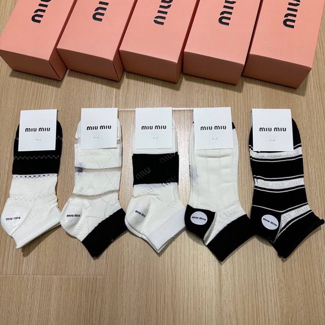 特 Miumiu 缪缪新品网红女款袜子 一盒五双 竹棉材质，冰凉透气舒适，超级Nice超火爆小单品，大牌出街，潮人必备超好搭