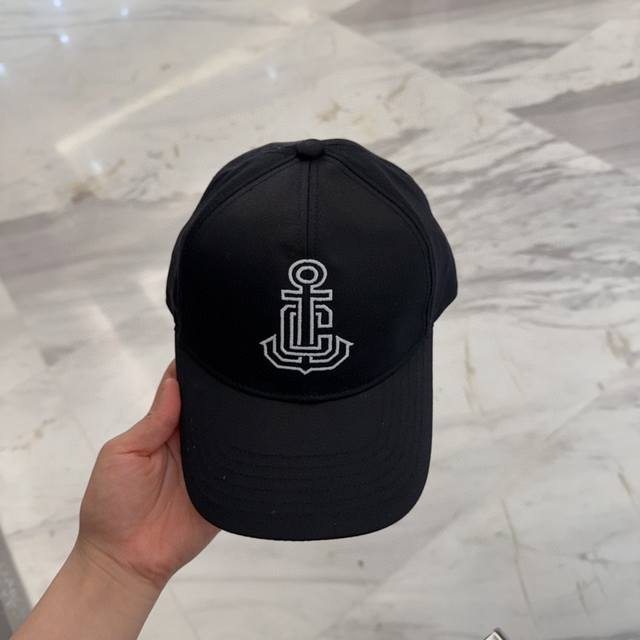 celin* 赛琳Ss新款凯旋门绣花棒球帽帽型完全按照定做。凯旋门图案章仔区别市面版本，大小及圈圈毛质感全部还原。五金调节扣开模定做有Logo标。定做帽子内里L