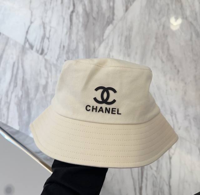 chanel 香奈儿 新款渔夫帽 帽型完美，各种头型可以随心驾驭！ 赫本风帽型，修饰脸型，遮阳效果更佳！ 头围:58Cm