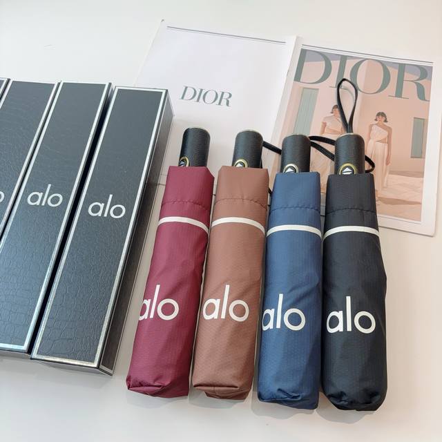 alo 三折自动折叠晴雨伞 灵魂Logo为一体的设计风格高雅奢华 带在身上带来独特视觉效果 为伞而动，骄阳烈日下，有独家防晒科技！伞面选用超高密度碰击布 轻盈拒