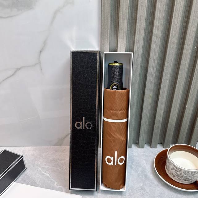 aio新款三折自动折叠晴雨伞 灵魂Logo为一体的设计风格高雅奢华 带在身上带来独特视觉效果 为伞而动，骄阳烈日下，有独家防晒科技！伞面选用超高密度碰击布 轻盈