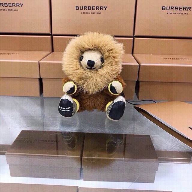 元配图片原版包装 巴宝莉Burberry官网格纹羊绒Thomas泰迪狮子款包饰与钥匙扣。 独家新款上市！全国独家实拍Thomas 泰迪熊吊饰，选用柔软的格纹羊绒