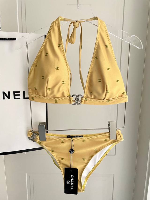 chanel比基尼泳衣 适合多种场景的游泳衣♀海边 游泳池 温泉 水上乐园 漂流都可以内搭也完全可以 连体设计遮肉显高挑 腹部有点肉肉也不影响咱美美的 背面设计
