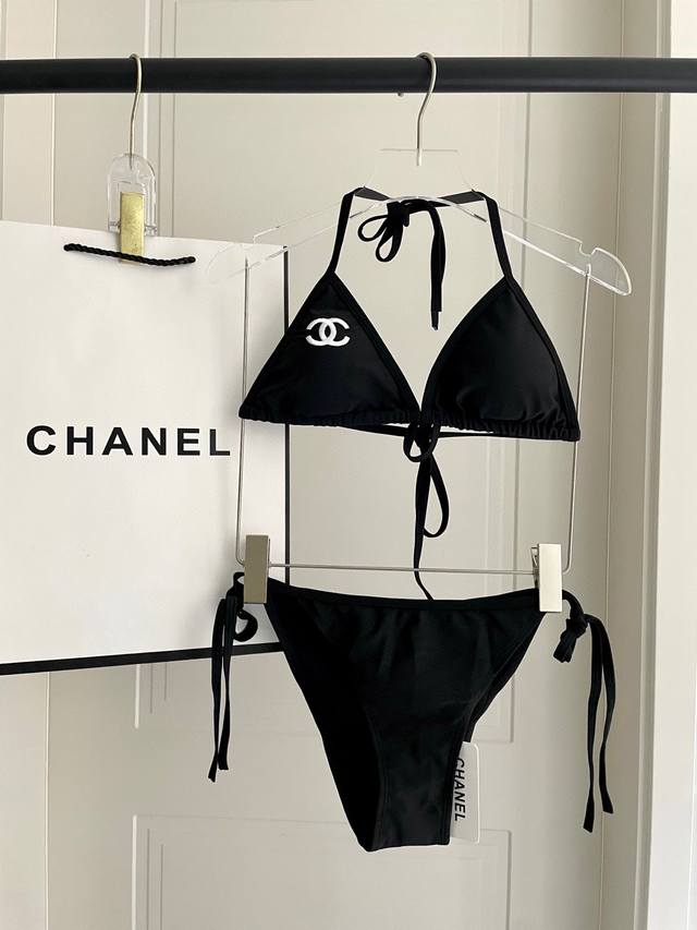 chanel新款分体游泳衣 适合多种场景的游泳衣♀海边 游泳池 温泉 水上乐园 漂流都可以内搭也完全可以 连体设计遮肉显高挑 腹部有点肉肉也不影响咱美美的 背面