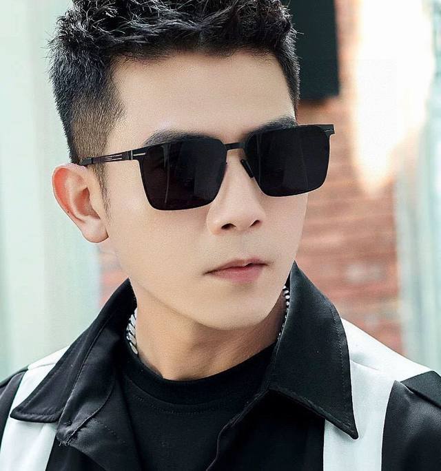 gucci 2025新款男女情侣款太阳镜多边形墨镜I 电镀永不褪色 超轻超有弹性整幅眼镜无螺丝重要的是压不坏 高清尼龙镜片、精湛的工艺 原版材料 休闲大气不挑人