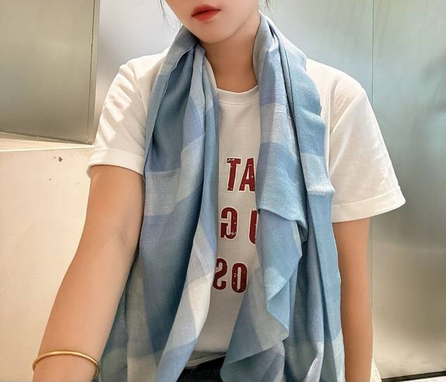 这款当之无愧的新款爆款，L V额配色打造极致奢华的大牌风，纯色配以两大创造师的经典Logo，低调中彰显着奢华，贯穿的金属丝线，更是给人一种心动的感觉，采用克什米