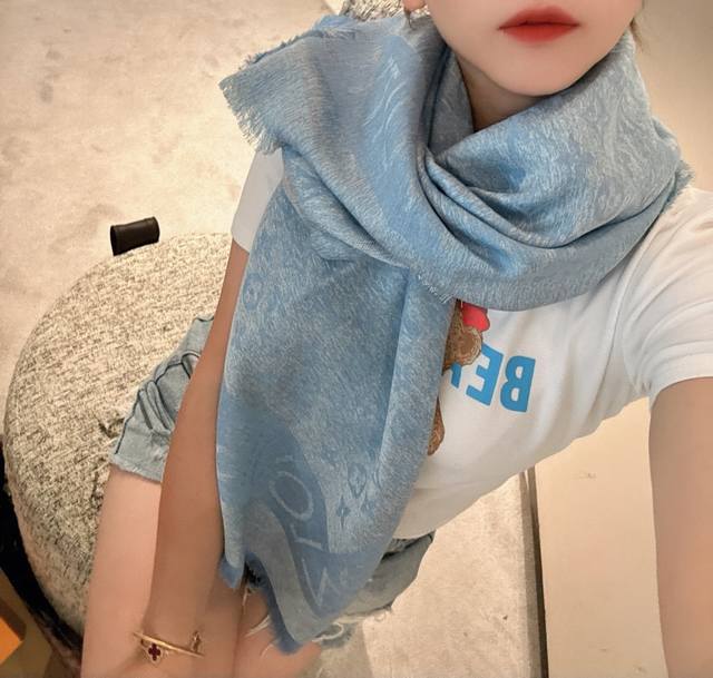 l V 新款披肩，仿佛挚爱牛仔裤经过时间洗礼后的别致纹理。华美丝毛混纺裁出大幅尺寸，带来多种造型可能。技术重新演绎Monogram图案。质地柔软而又温暖，带来令