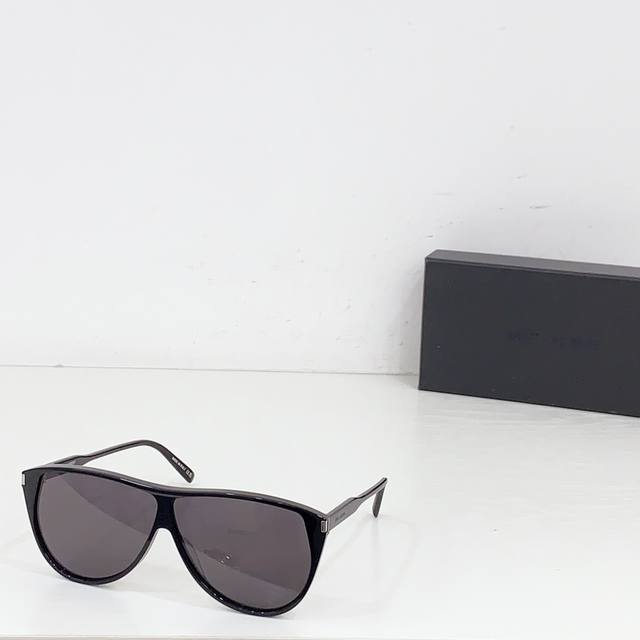 sl731 Gaspar 镜腿镌刻Saint Laurent 标志 Ysl再出绝美款 Size：56口20-145 每一副 Saint Laurent 眼镜都堪
