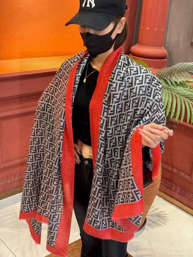 会发光发亮的围巾 芬迪～上新不用说，这个款太熟悉了， 经典的双F是延续了一个世纪的标志性Logo，今年Vintage风潮席卷全球～～中古系列全线翻红。 时尚前沿