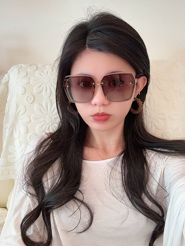 tr偏光系列 Gucci大框太阳镜墨镜 经典的方框设计，不挑脸型，无论搭配大衣还是连衣裙都非常显气质偏光镜片预防紫外线 型号G1606