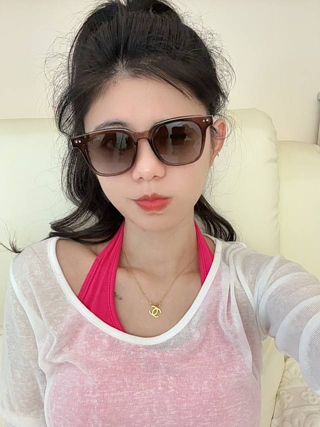 tr偏光系列 Gucci 经典的方框设计，不挑脸型，无论搭配大衣还是连衣裙都非常显气质尼龙偏光镜片预防紫外线 型号：G7104