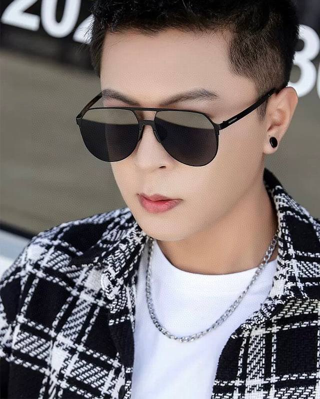 gucci 男款炫彩飞行员偏光太阳镜 材质：高清尼龙加厚卡槽高清偏光镜片 无边框镜架颜型号：G7810