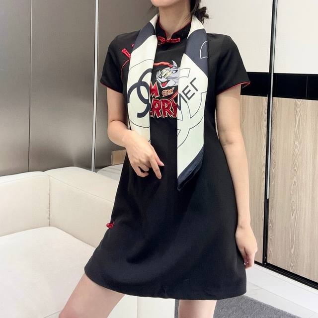 chanel 25S上新 18Mm顶级真丝双面同色90方巾 25S春夏方巾设计真的好有突破 黑白格大气经典 感觉每一款错过了就不会再有了 还可以当裱画框 当一件