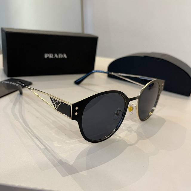 prada 普拉达 界级大师制造. 太阳墨镜 高档 潮流时尚百搭男士 女士款百搭瘦脸太阳镜 高品质 ！开车太阳镜 ！