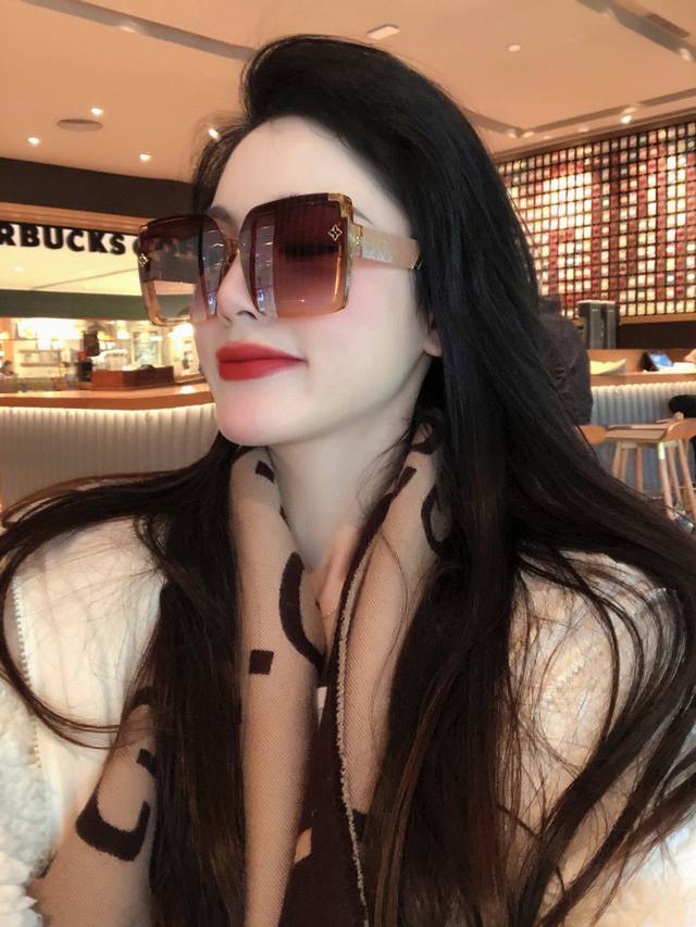 lv大框太阳镜墨镜经典的方框设计，不挑脸型，无论搭配大衣还是连衣裙都非常显气质预防紫外线 型号：型号：L0623