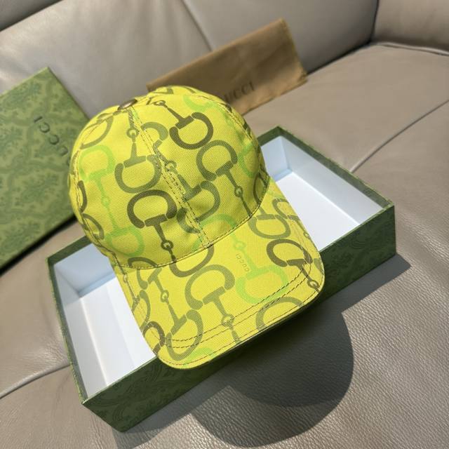 马衔扣出货 配包装布袋，Gucci古奇新款原单棒球帽， 马衔扣棒球帽。专柜1:1开模订制，原版帆布面料+头层牛皮，轻盈透气！基础头围56，贴片可调节。