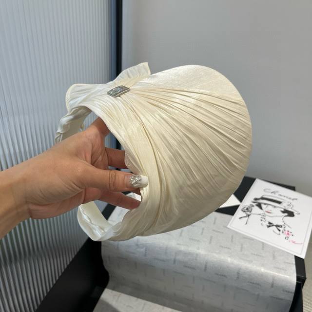miumiu缪缪新款真丝发箍，蝴蝶结遮阳帽