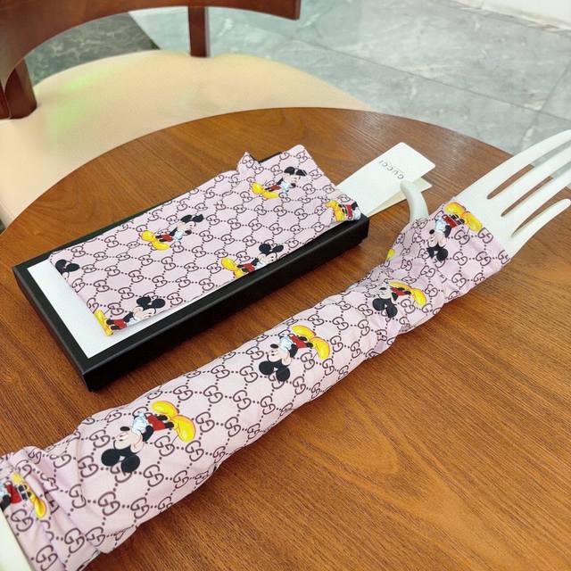 gucci 古奇 迪士尼乐园米奇款 不仅时尚 还是防晒的神器哦 出门必备 开车跑步♀骑车旅游必备 韩国制防晒指数Uv能99%阻隔紫外线，特殊材质，接触冰感.带上