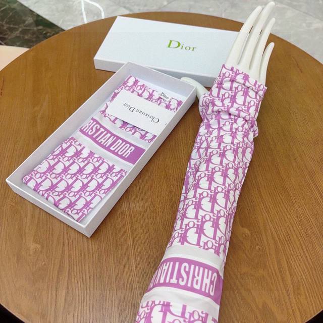 dior 迪奥 字母最新冰袖 真心的越看越好看随便怎么搭配都好有腔调.超级柔软 不仅美观 还是防晒的神器哦 开车跑步♀骑车旅游必备 韩国制防晒指数Uv能99%阻