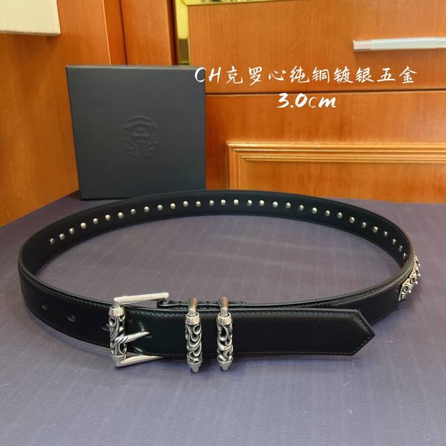克罗心 旋转滚轮罗曼柱针扣皮带〔固定款〕，纯铜镀银五金搭配进口皮上装饰方形十字花腰带，酷炫十足。宽度3.8Cm