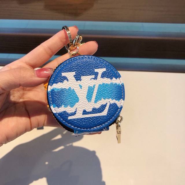 lv海滩风幻彩蓝牙耳机包搭配钥匙扣，通用型耳机包，既可以放心爱耳的机还可以美美挂包在包上、钥匙扣、一举俩得 适用苹果Airpods1-2代，Pro 华为Free