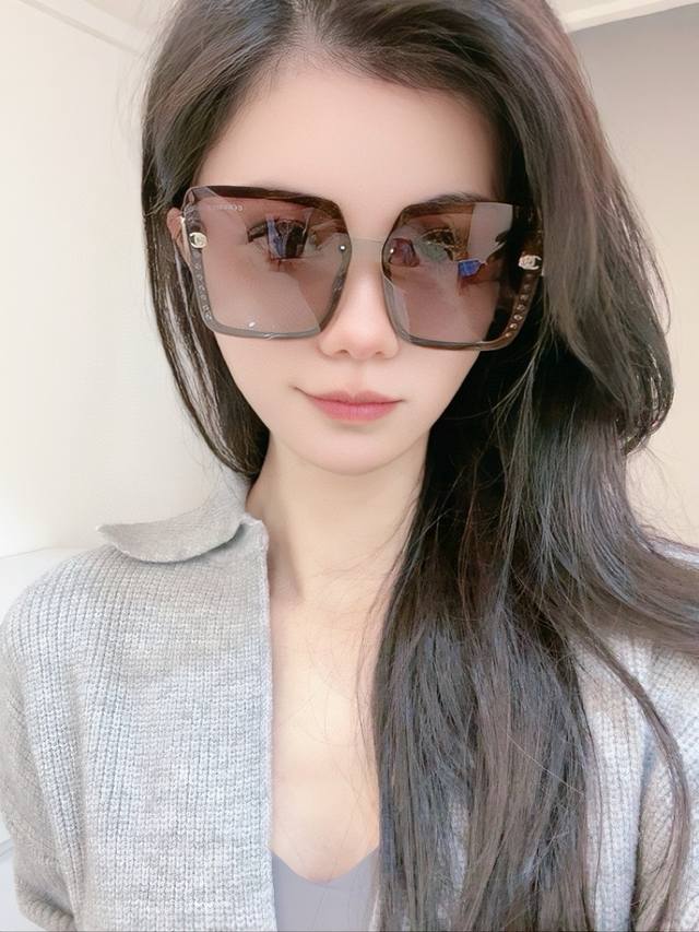 chanel 香奈儿 2025新款潮流爆款 时尚方框太阳镜 佩戴舒适 网红潮款墨镜 女士高清加厚偏光太阳镜 高品质Tr镜框 型号Ch9990