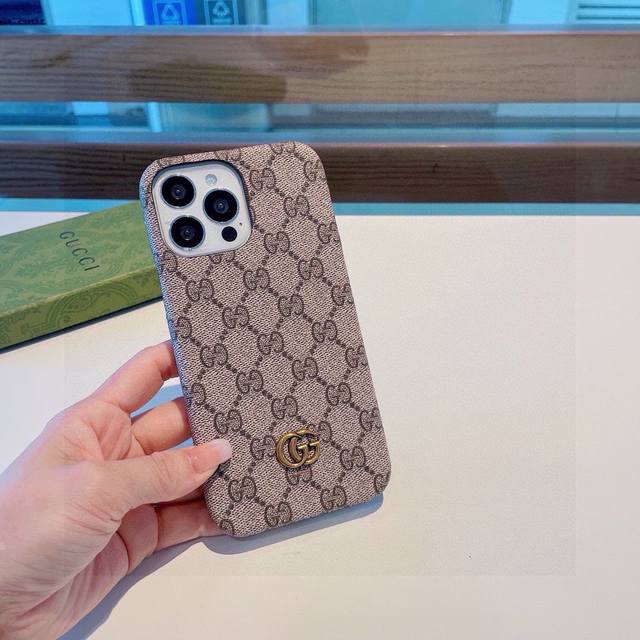 古驰Gucci经典老花壳，金属标油边手机壳，官网同步发售 Iphone16系列更新 Iphone16Pro Max 6.9 Iphone16Pro。 6.3 I