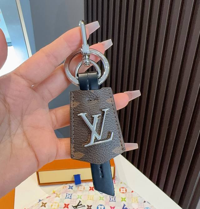 louis Vuitton官网M63620 Lv Cloches-Cles包饰与钥匙扣。 借鉴旅行袋中的钥匙扣设计，可满足各种时尚品味的实用配饰。新版Monog