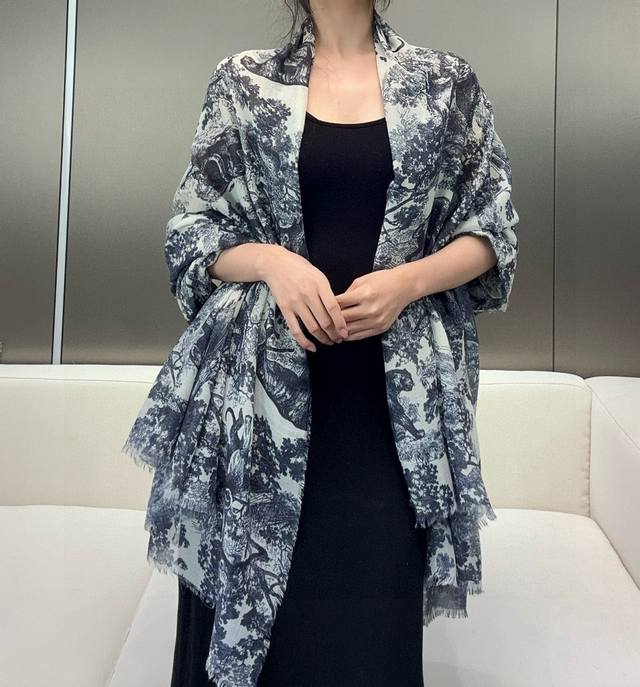 dior新款伊如动物丛林丝羊绒围巾长款披肩！纯粹的高级和时髦感！太有品味了！！ 好看死了，质感有腔调！！Dior招牌的动物元素高端丝绒正反双配色印染的围巾披肩~