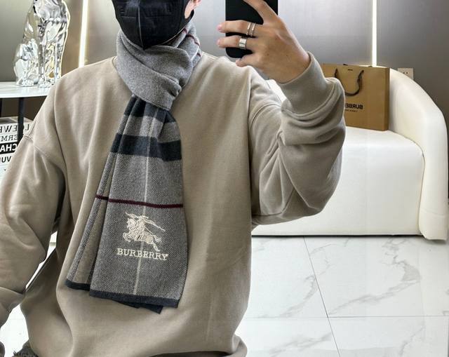 burberry爆款上新 高端男士围巾 经典战马格纹 独家牛货 具有超高羊绒品质才会被此品牌青睐这种精品是市场上及其少见的围巾针织，低调奢华的配色，非常柔软舒适