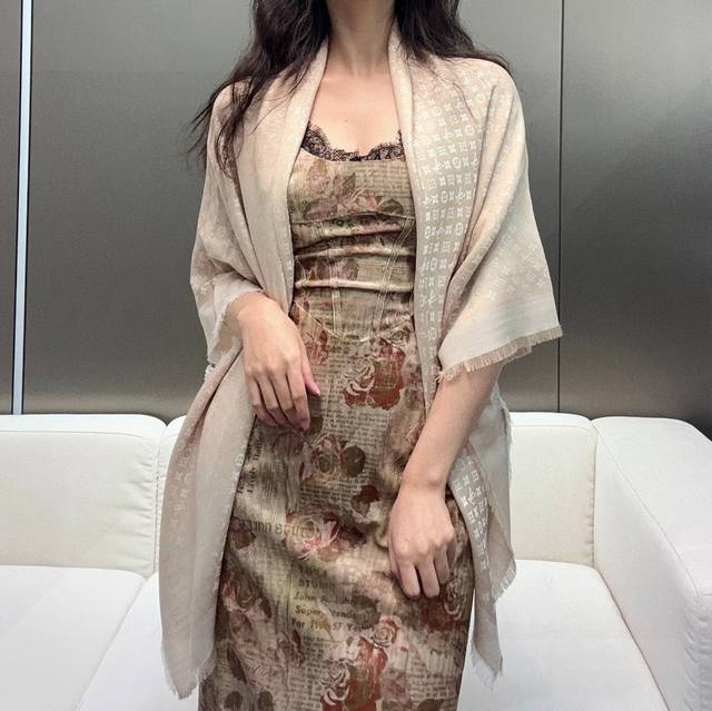 lv新鲜出炉的超赞小披肩~！ 披肩尺寸是少有的120Cm*120Cm，小字母老花的设计，真的超级心水，尺寸设计都刚刚好的感觉，高级的特别有氛围感！！重点说下品质