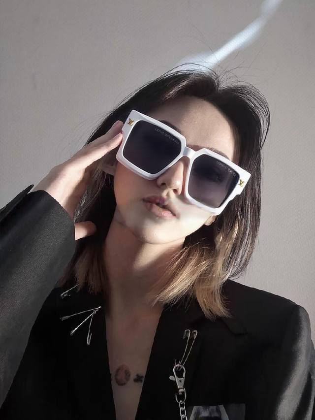 louis Vuitton路易威登 2025新款Ins风网红方框墨镜男明星同款太阳镜欧美潮人复古嘻哈街拍眼镜 Lv新款