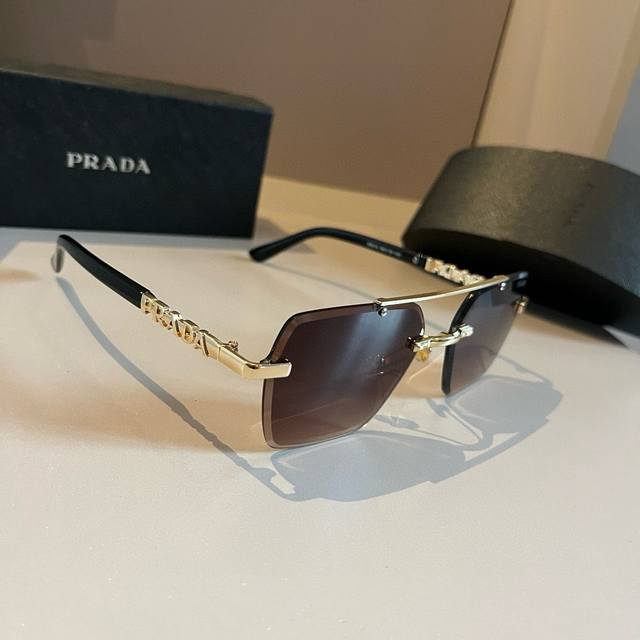 prada 普拉达 界级大师制造. 偏光墨镜 高档 潮流时尚百搭男士款百搭瘦脸太阳镜 高品质 ！开车太阳镜 ！