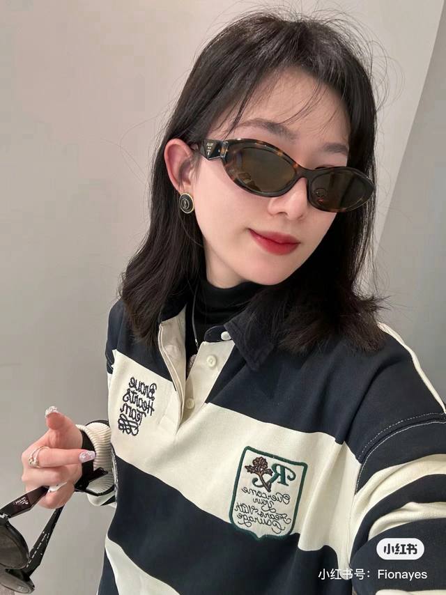 prada普拉达明星同款 拽姐猫眼墨镜 杜鹃，袁姗姗同款酷辣墨镜 Ins博主同款款号:Pr 26Z尺寸:55-16椭圆猫眼款 但是宽度还挺宽可以遮住颧骨 #墨镜