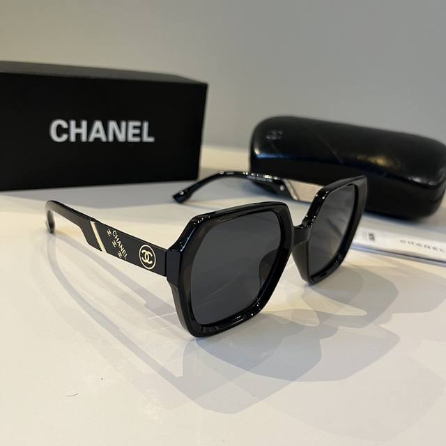 chanel香奈儿怎么搭都不会出错我好爱！ 墨镜潮流王 果真每次都不会让我失望 男女都可以戴噢~ 最百搭的黑色款式！