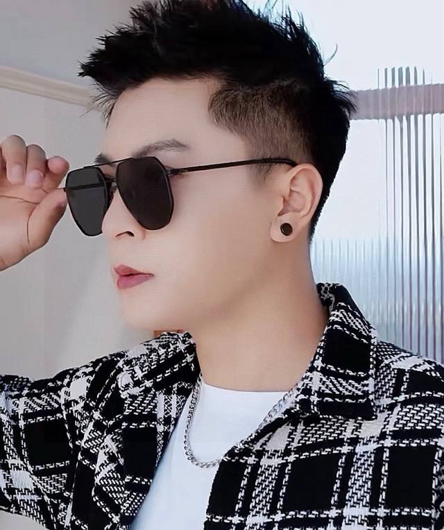gucci 男款炫彩飞行员偏光太阳镜 材质：高清尼龙加厚卡槽高清偏光镜片 无边框镜架颜型号：G9225